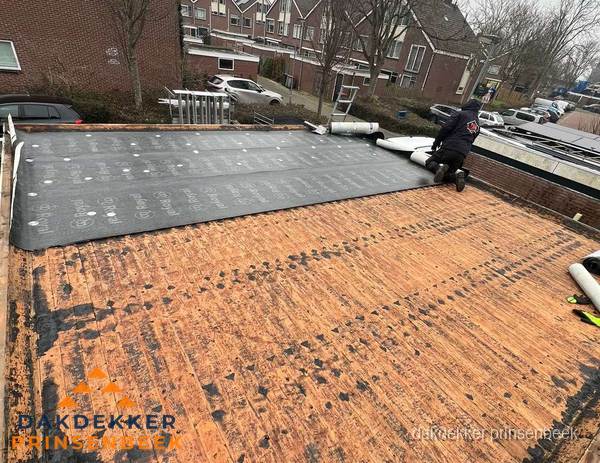 Dakdekker legt onderlaag op plat dak met houten constructie in Prinsenbeek Dakdekker legt onderlaag op plat dak met houten constructie in Prinsenbeek