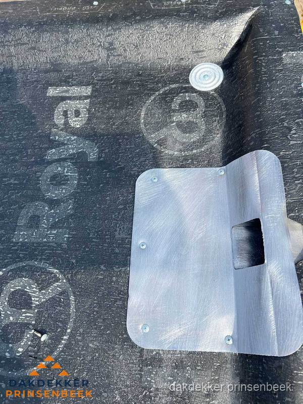 Dakgoot aansluiting op bitumen dak in Prinsenbeek Dakgoot aansluiting op bitumen dak in Prinsenbeek