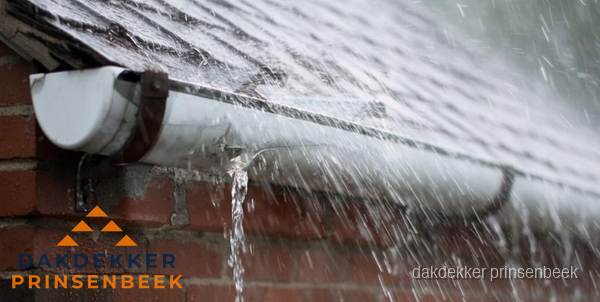 Lekkende dakgoot tijdens regenval in Prinsenbeek Lekkende dakgoot tijdens regenval in Prinsenbeek