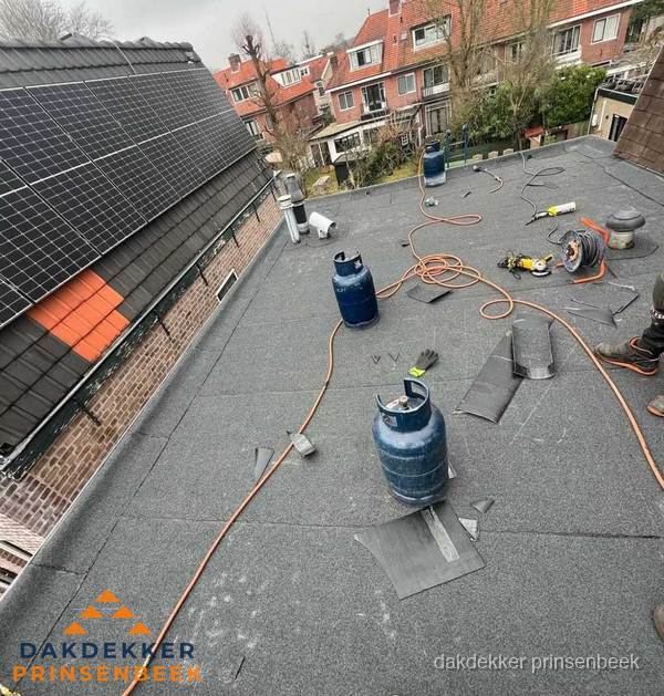 Daklekkage repareren met brandgereedschap op plat dak in Prinsenbeek Daklekkage repareren met brandgereedschap op plat dak in Prinsenbeek