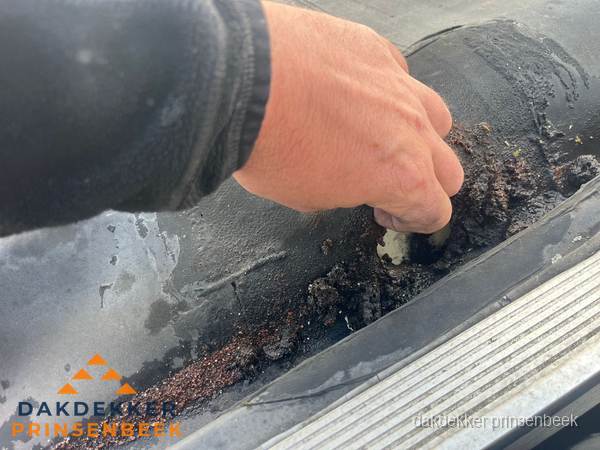 Schade aan bitumen dakbedekking op plat dak in Prinsenbeek Schade aan bitumen dakbedekking op plat dak in Prinsenbeek