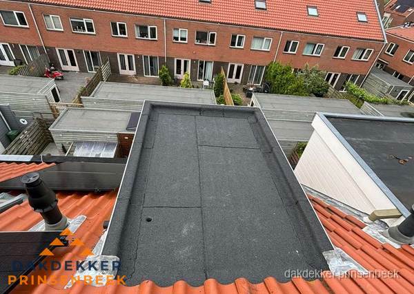 Plat dak met bitumen bedekking naast dakkapel in Prinsenbeek Plat dak met bitumen bedekking naast dakkapel in Prinsenbeek