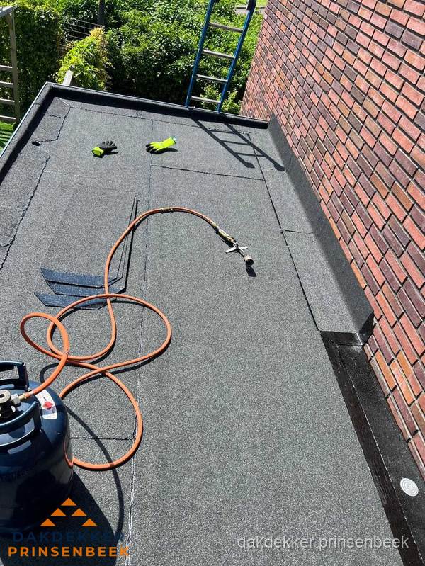 Plat dak met bitumen en brandgereedschap van dakdekkersbedrijf in Prinsenbeek Plat dak met bitumen en brandgereedschap van dakdekkersbedrijf in Prinsenbeek