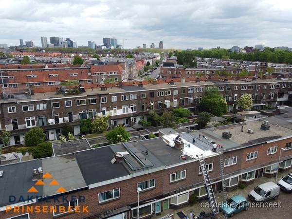 Spoed dakdekker aan het werk op plat dak in woonwijk Prinsenbeek Spoed dakdekker aan het werk op plat dak in woonwijk Prinsenbeek