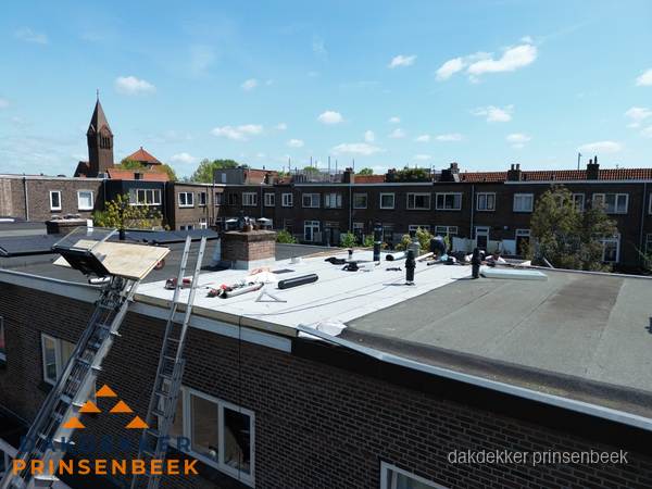 Dakdekkers aan het werk op plat dak in Prinsenbeek Dakdekkers aan het werk op plat dak in Prinsenbeek