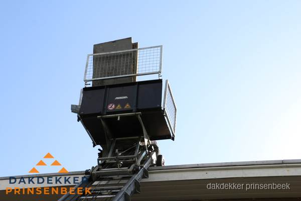 Dakdekkerslift voor materiaal transport bij dakwerkzaamheden in Prinsenbeek Dakdekkerslift voor materiaal transport bij dakwerkzaamheden in Prinsenbeek